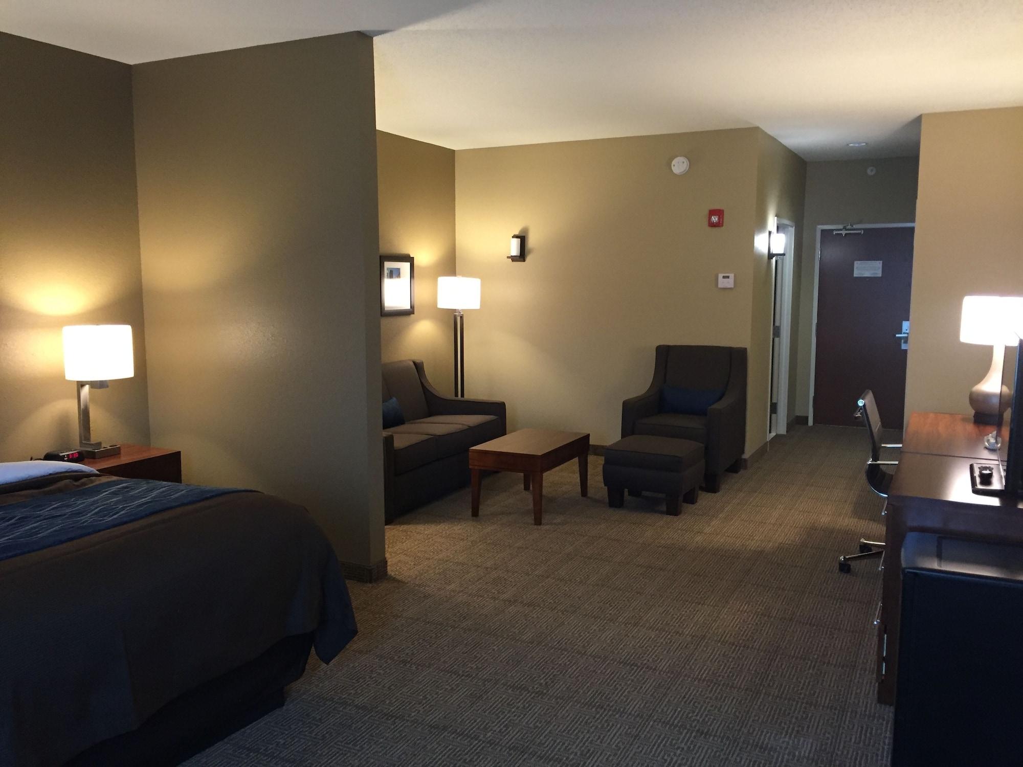 Comfort Inn & Suites Lynchburg Airport - University Area Екстериор снимка