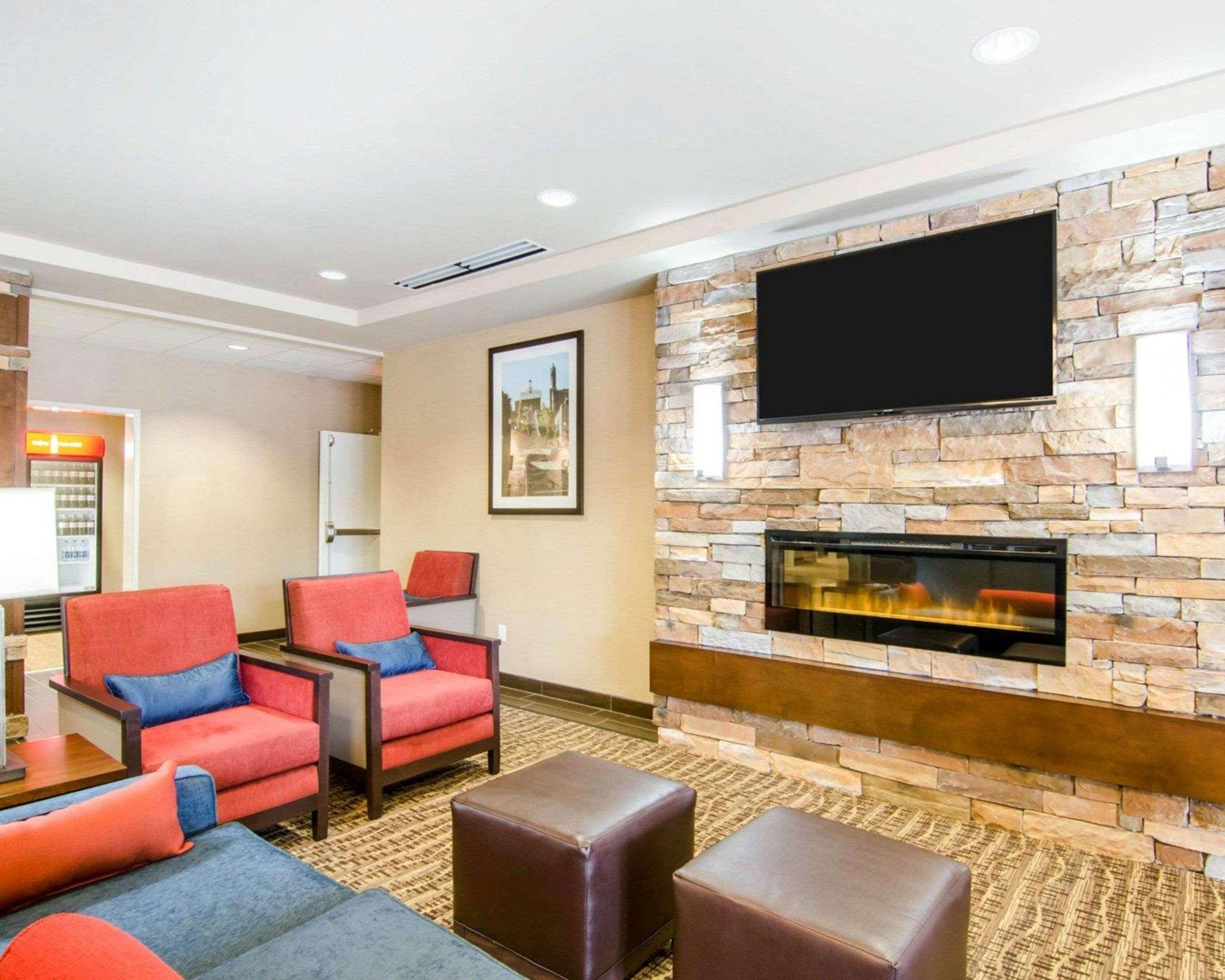 Comfort Inn & Suites Lynchburg Airport - University Area Екстериор снимка