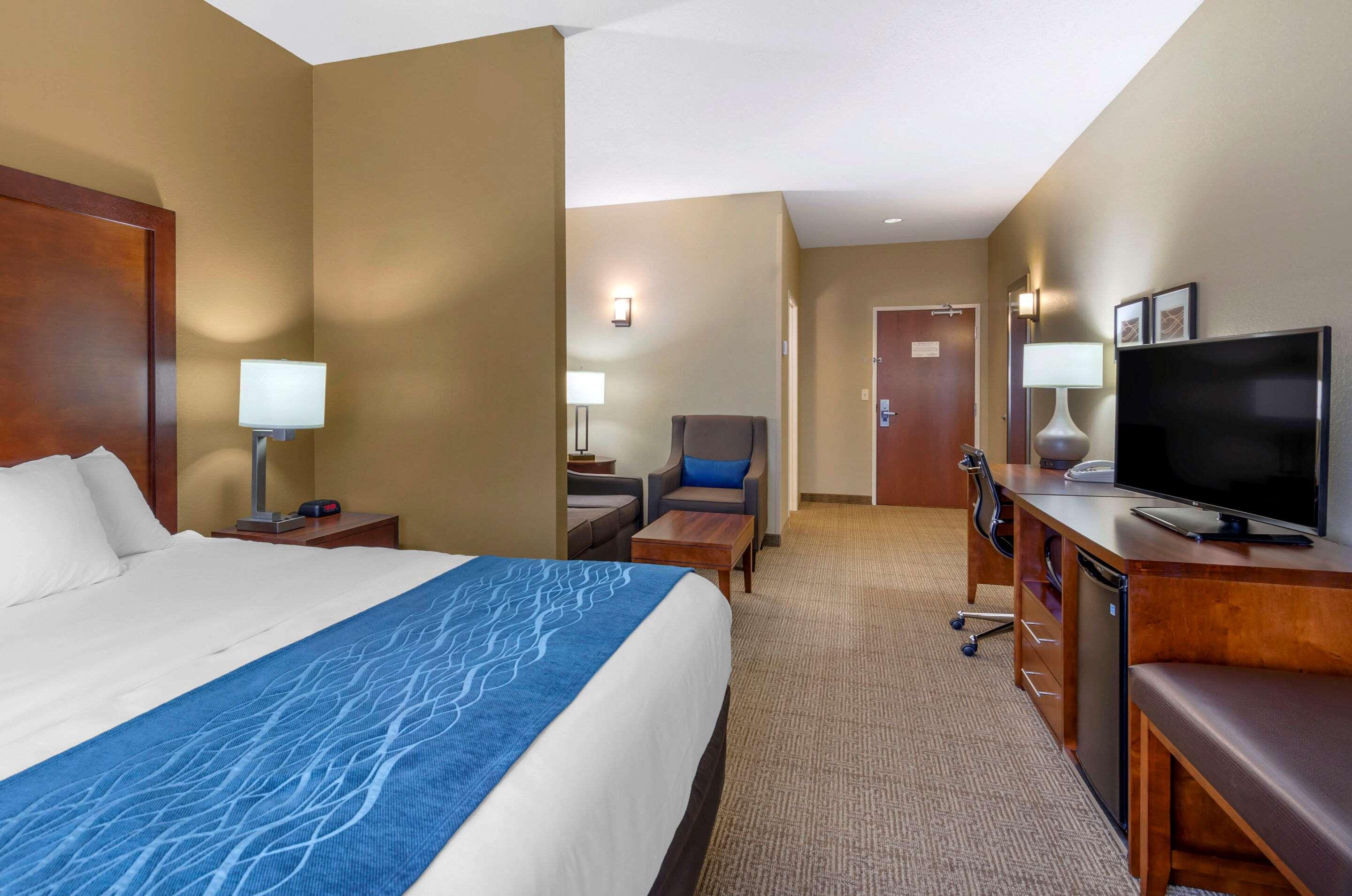 Comfort Inn & Suites Lynchburg Airport - University Area Екстериор снимка