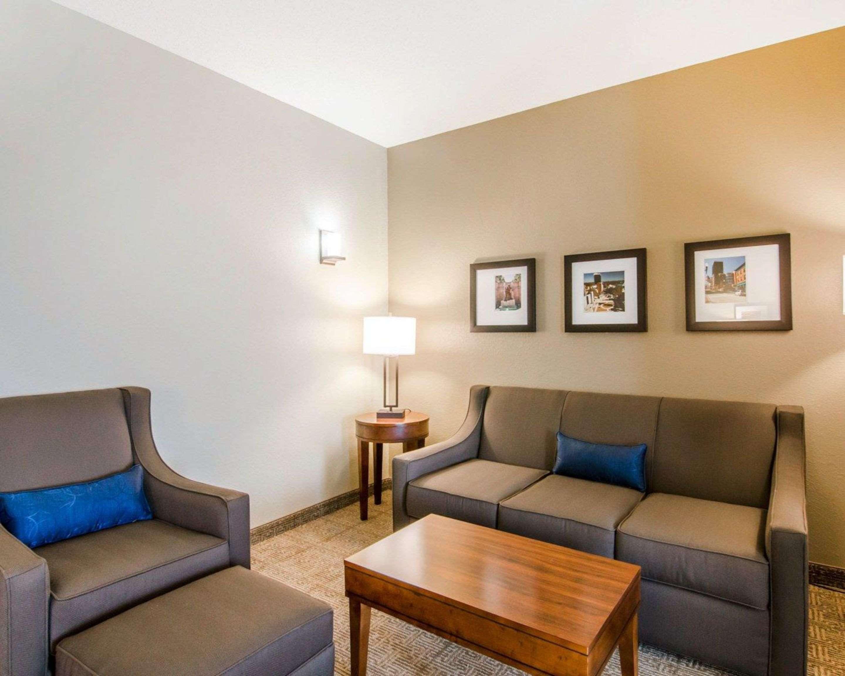 Comfort Inn & Suites Lynchburg Airport - University Area Екстериор снимка